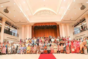 ERAT HUBUNGAN: Lebih 250 bekas penduduk Bussorah Street dan Pahang Street menghadiri majlis pertemuan di Orchid Country Club itu. - Foto-foto MOHD NOOR ZAIN, HANIM MOHD SALEH