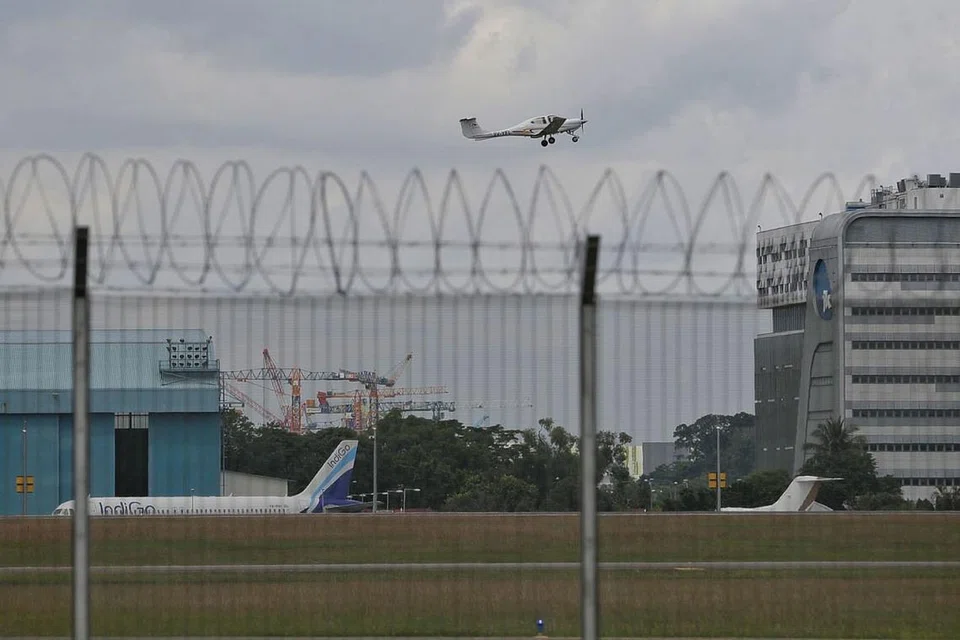 JALIN KERJASAMA: Malaysia dan Singapura bersetuju membangunkan instrumen alternatif berdasarkan Sistem Kedudukan Sejagat (GPS) bagi Lapangan Terbang Seletar untuk menggantikan tatacara Sistem Pendaratan Instrumen (ILS) yang ditarik balik Singapura. Selain itu, jawatankuasa peringkat tinggi dibentuk bagi menyemak Surat Perjanjian Operasi (OLA) 1974. - Foto fail