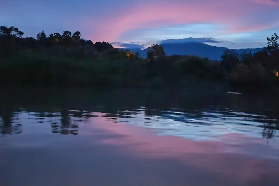 Ruang angkasa Tasik Chenderoh di Lenggong indah bak aurora, iaitu fenomena cahaya terang berwarna-warni pada waktu malam di Kutub Utara dan Kutub Selatan. 