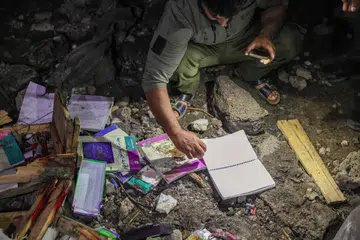 :Seorang lelaki memeriksa kerosakan akibat serangan udara Jordan di kampung Al-Taf, wilayah Al-Lajat, di timur laut Daraa, selatan Syria, pada 27 Oktober. Pihak berkuasa Syria melaporkan sekurang-kurangnya enam orang terbunuh, termasuk tiga kanak-kanak dan seorang wanita, dalam serangan pada 26 Oktober. Jordan menyatakan serangan itu menyasarkan kumpulan pengganas sebagai tindakan balas terhadap serangan bersenjata di sebuah gereja di Karak yang mengorbankan sembilan orang minggu lalu.