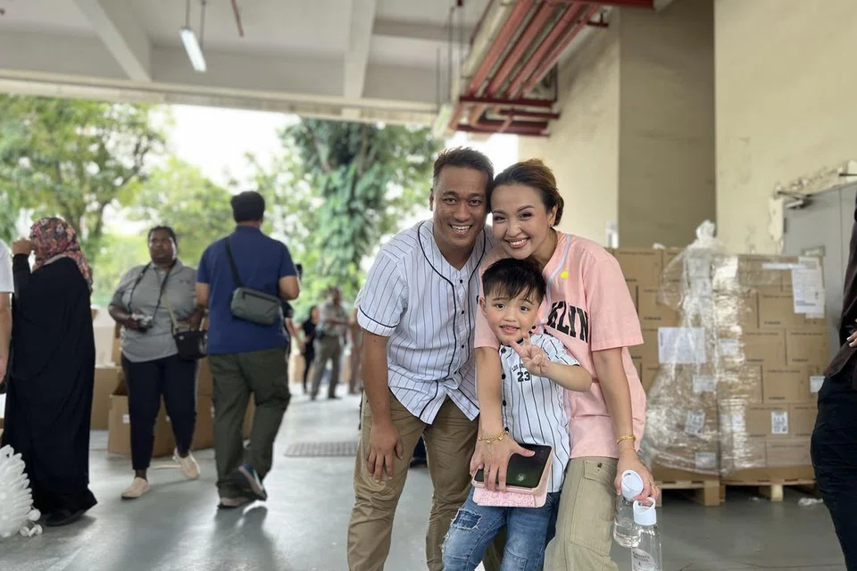 INGIN BERBAKTI: Cik Nurul Hamzah, 36 tahun; tunangnya Encik Ariandy Majid, 48 tahun dan anaknya Aryan Ibraheem, enam tahun antara 100 relawan yang hadir pada acara pembungkusan barang keperluan bagi mangsa di Gaza anjuran pertubuhan tidak meraih untung, Humanity Matters pada pagi Ahad.