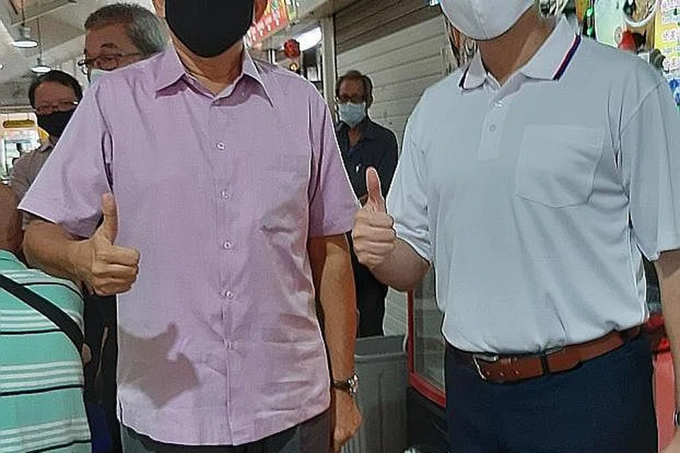 ORANG LAMA DAN BARU: Dr Wan Rizal (kanan) dijangka mengambil alih tempat Dr Yaacob di wad Kolam Ayer di GRC Jalan Besar. - Foto BH oleh MOHD NOOR A. RAHMAN