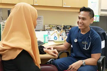 DAPATKAN PEMERIKSAAN DOKTOR SEBELUM SENAM: Dr Fadzil Hamzah (gambar atas) berkata dapatkan nasihat doktor jika tidak pasti akan keselamatan aktiviti senaman, atau jika gejala penyakit berterusan melebihi dua atau tiga hari dan lebih teruk. - Foto HOSPITAL BESAR CHANGI