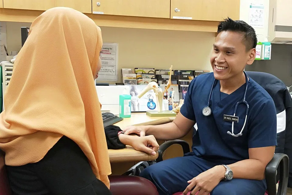 DAPATKAN PEMERIKSAAN DOKTOR SEBELUM SENAM: Dr Fadzil Hamzah (gambar atas) berkata dapatkan nasihat doktor jika tidak pasti akan keselamatan aktiviti senaman, atau jika gejala penyakit berterusan melebihi dua atau tiga hari dan lebih teruk. - Foto HOSPITAL BESAR CHANGI