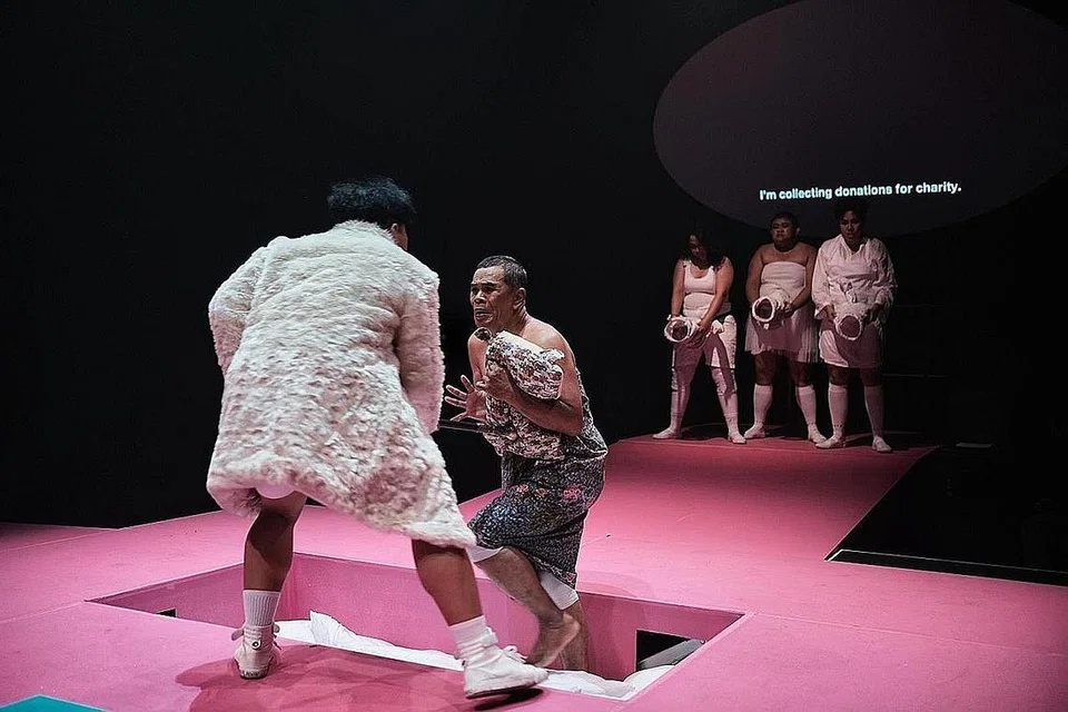 DAKAP DIGITAL: Encik Fared (tiada dalam gambar) telah mereka set, prop dan beberapa kostum bagi pementasan 'A Clockwork Orange' oleh Teater Ekamatra yang diadakan di Esplanade Theatre Studio September lalu. Kini kumpulan seni itu telah beralih ke wadah digital. - Foto MONOSPECTRUM PHOTOGRAPHY