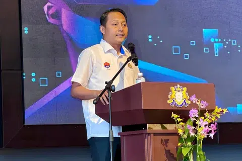 Pengerusi Jawatankuasa Pendidikan dan Penerangan Johor, Encik Aznan Tamin.