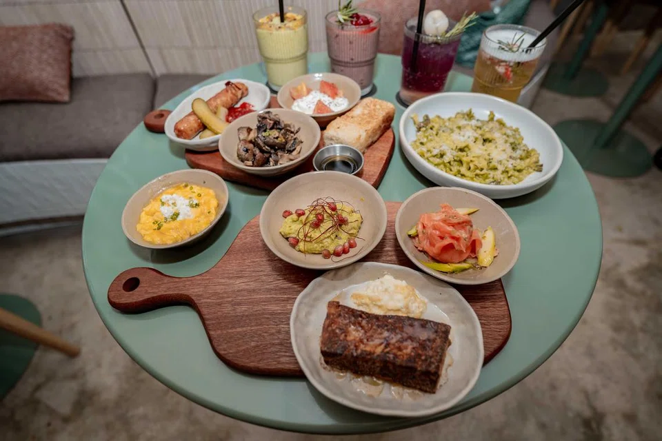Lima hidangan ‘brunch boards’ yang dipilih penulis berharga $24.90. Ia termasuk (atas) roti ‘focaccia’; sosej ayam dengan jem cili; keju ‘burrata’ dan tomato; cendawan dan telur ‘scrambled’ dengan keju Feta dan maskarpon. Bagi tiga hidangan pilihan untuk ‘brunch boards’ ialah (bawah) avokado lenyek, salmon salai dan roti bakar Perancis dengan krim vanila, berharga $15.90