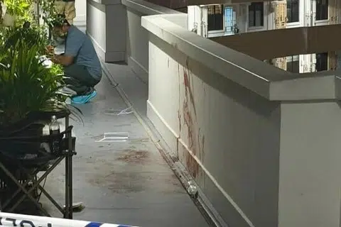 Ketika ‘The Straits Times’ (ST) mengunjungi Blok 55, Lengkok Bahru, sekitar 11.45 pagi pada 21 Julai, titisan darah dan kesan tapak kaki berdarah kelihatan di koridor.