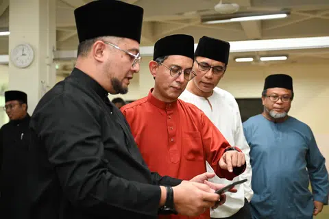 Pemangku Menteri Bertanggungjawab bagi Ehwal Masyarakat Islam, Profesor Madya Dr Muhammad Faishal Ibrahim (dua dari kiri) berkata Masjid Darussalam akan terus beroperasi sementara kerja penambahbaikan dijalankan. Beliau dilihat bersama Pengerusi Masjid Darussalam, Ustaz Rashid Ramli (kiri); Ketua Eksekutif Muis, Encik Kadir Maideen (dua dari kanan); dan Pengarah Kanan Sektor Satu Masjid Majlis Ugama Islam Singapura (Muis), Encik Zalman Putra Ahmad Ali (kanan). 
