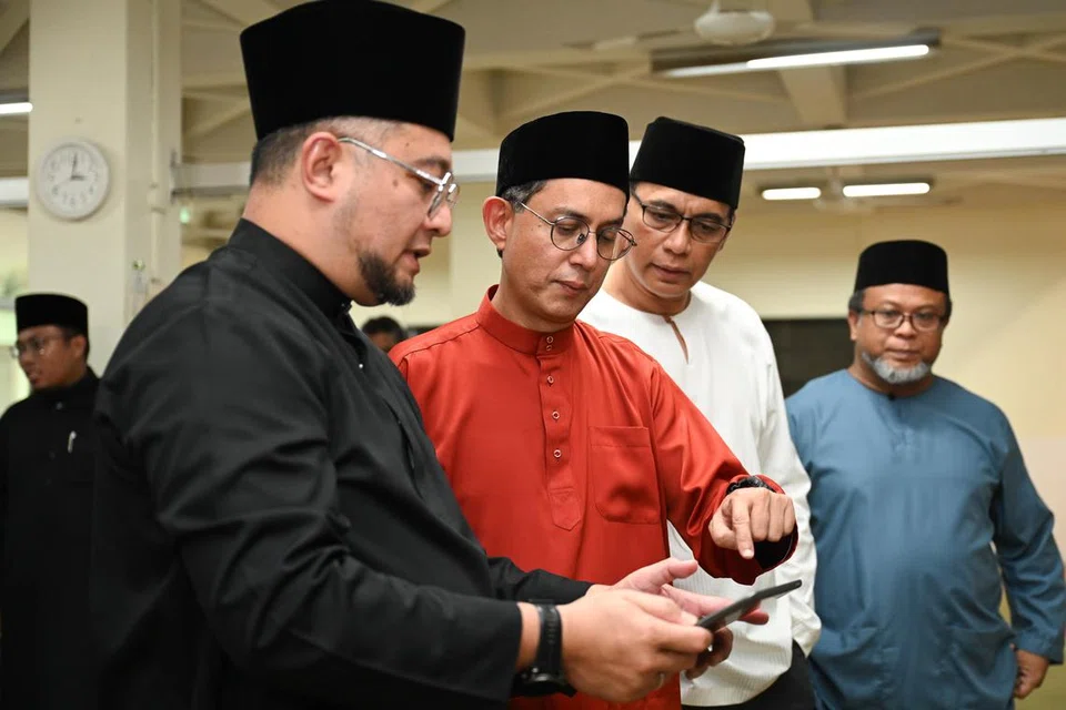 Pemangku Menteri Bertanggungjawab bagi Ehwal Masyarakat Islam, Profesor Madya Dr Muhammad Faishal Ibrahim (dua dari kiri) berkata Masjid Darussalam akan terus beroperasi sementara kerja penambahbaikan dijalankan. Beliau dilihat bersama Pengerusi Masjid Darussalam, Ustaz Rashid Ramli (kiri); Ketua Eksekutif Muis, Encik Kadir Maideen (dua dari kanan); dan Pengarah Kanan Sektor Satu Masjid Majlis Ugama Islam Singapura (Muis), Encik Zalman Putra Ahmad Ali (kanan). 