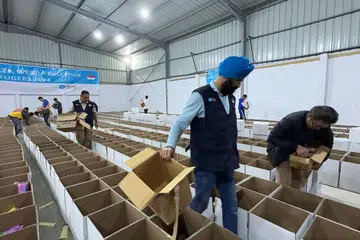 Anggota lembaga pengarah Mercy Relief, Encik Chairul Fahmy Hussaini (kiri); pengerusi Mercy Relief, Encik Satwant Singh; dan Timbalan Ketua Misi Singapura ke Mesir, Encik Kenny Tan (kanan berjaket hitam) bersama petugas lain menyiapkan 20,000 kotak makanan yang disediakan Mercy Relief di gudang operasi kemanusiaan GDD di Ismailia bagi penghantaran menerusi sempadan Rafah untuk dimanfaatkan 800 keluarga di Gaza sempena Ramadan ini.