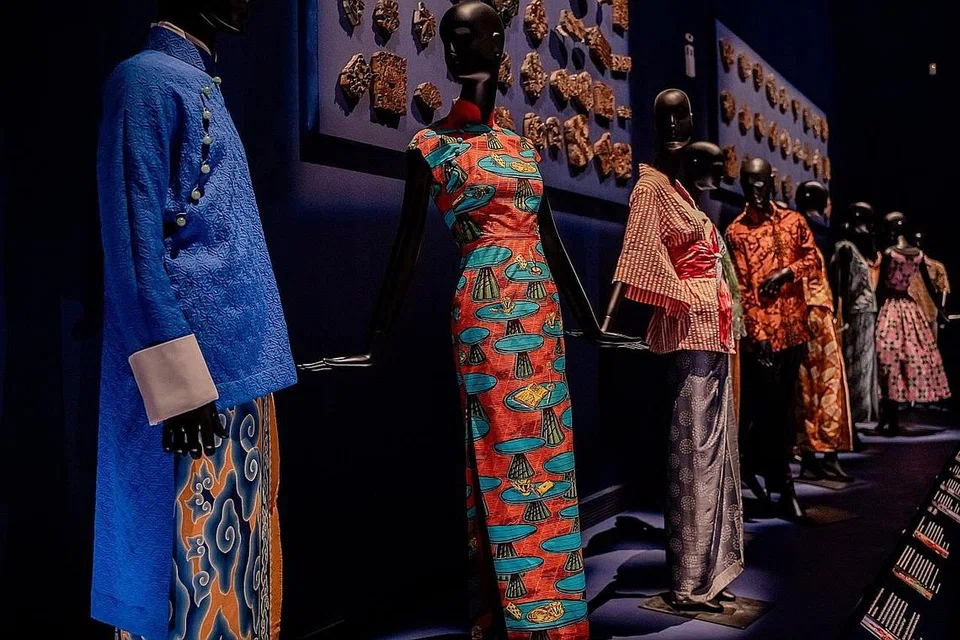 INKLUSIF: Batik bukan sahaja digemari orang Jawa atau Melayu, malah digunakan dalam fesyen bangsa lain termasuk menggunakan batik untuk membuat ceongsam dan baju yang mempunyai ciri tradisional Jepun (tiga dari kiri). - Foto BH oleh NUR DIYANA TAHA