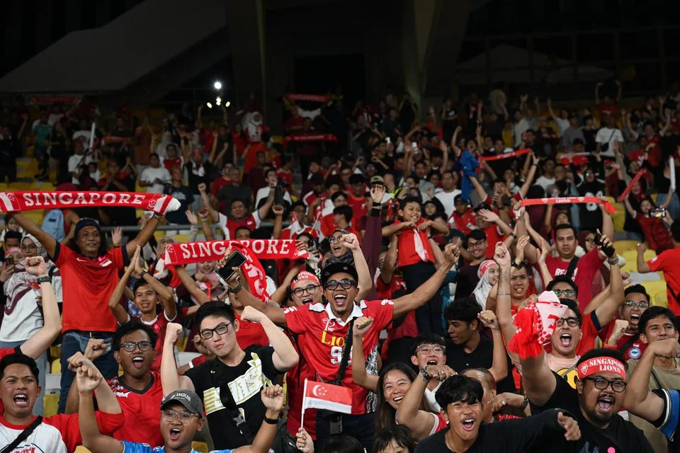 Semangat penyokong Singapura sepanjang pertandingan Piala AFF edisi cukup memberangsangkan. Mereka telah memberikan sorakan sepenuh hati, tidak kira keputusan perlawanan. Persatuan Bola Sepak Singapura (FAS) turut menyediakan lapan bas secara percuma untuk membawa penyokong Singapura ke perlawanan penentu kumpulan menentang Malaysia pada 20 Disember di Stadium Nasional Bukit Jalil di Kuala Lumpur. Dedikasi penyokong Singa menyerlah apabila mereka terpaksa merempuh hampir sembilan jam kesesakan dalam perjalanan mereka ke Kuala Lumpur, tetapi mereka tidak patah semangat, dan terus menyokong pasukan sejurus sahaja tiba di stadium tersebut.  
