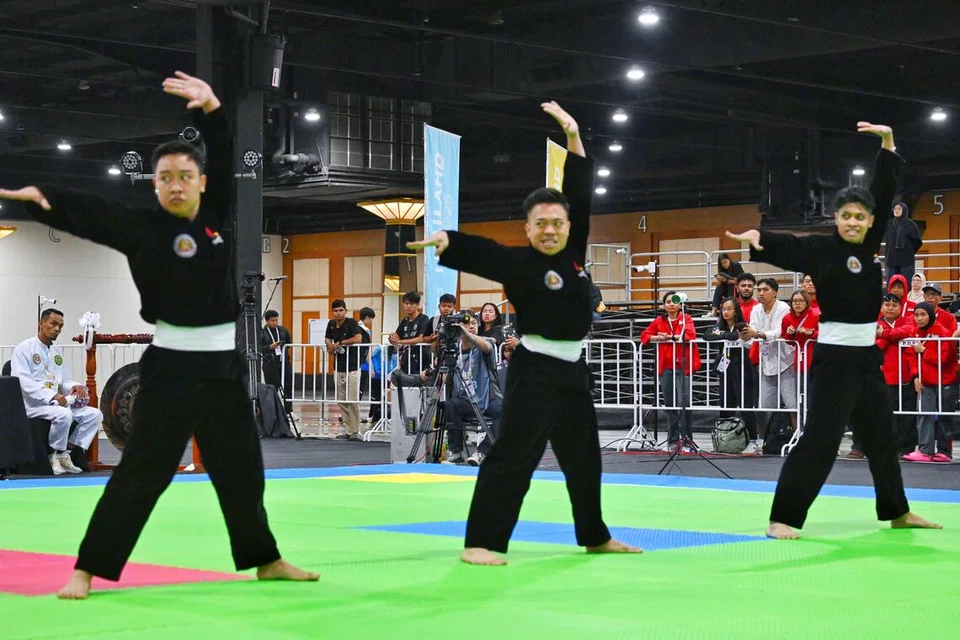 Pasukan regu lelaki Singapura yang terdiri daripada (dari kiri) Muhammad Affiz Mohamed Zakri; Muhammadinil Mustafar Mohd Isa dan Muhammad Nazrul Mohd Kamal, meraih pingat perak selepas tewas 9.965 - 9.935 di final acara regu putra kepada pasukan Indonesia di Dewan Forum Impact, Bangkok pada 14 Disember.