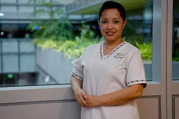 PERNAH ALAMI SITUASI SAMA: Cik Mashithah pernah melalui tiga suasana penyakit berjangkit semasa berkhidmat sebagai jururawat di hospital termasuk semasa Sars pada 2003, H1N1 pada 2009 dan kini Covid-19. - Foto BH oleh KHALID BABA