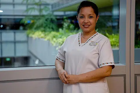 PERNAH ALAMI SITUASI SAMA: Cik Mashithah pernah melalui tiga suasana penyakit berjangkit semasa berkhidmat sebagai jururawat di hospital termasuk semasa Sars pada 2003, H1N1 pada 2009 dan kini Covid-19. - Foto BH oleh KHALID BABA