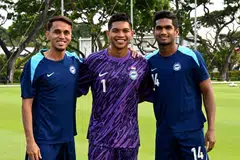 Kapten Singa, Hariss Harun (kanan), sedia untuk berikan yang terbaik apabila dipanggil menyertai pasukan Singa. Bersama beliau ialah pemain yang pernah menjuarai Piala AFF 2012, (dari kiri) Shahdan Sulaiman dan Izwan Mahbud, sewaktu latihan di Hab Bola Sepak Kallang.  