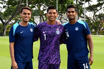 Kapten Singa, Hariss Harun (kanan), sedia untuk berikan yang terbaik apabila dipanggil menyertai pasukan Singa. Bersama beliau ialah pemain yang pernah menjuarai Piala AFF 2012, (dari kiri) Shahdan Sulaiman dan Izwan Mahbud, sewaktu latihan di Hab Bola Sepak Kallang.  