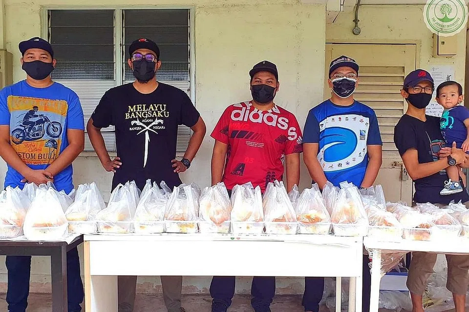 LEBIH MERIAH BERSAMA RAKAN: TheJumaatInitiatives dianggotai lima rakan (dari kiri) Encik Elfie Irwan, Encik Hazwan, Encik Khairulrasul Hamidi, Encik Faiz Zainal dan Encik Azfar Ali yang kesemuanya merupakan anggota tetap. - Foto THEJUMAATINITIATIVES 