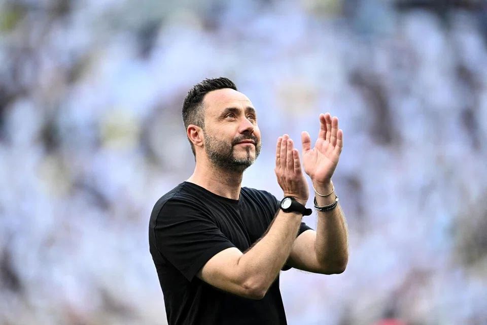 Soccer Football - Premier League - Tottenham Hotspur v Everton - Tottenham Hotspur Stadium, London, Britain - May 24, 2026
Tottenham Hotspur manager Roberto De Zerbi applauds fans after the match.