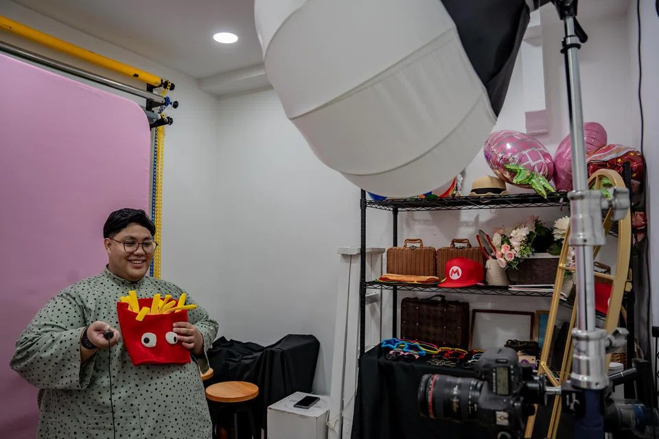 PENGALAMAN BARU: Penulis, Hakim Norman Hassan mencuba pengalaman mengambil gambar di studio foto kendiri oleh Dollop Automat.  