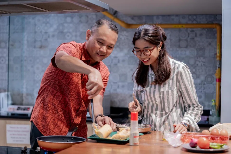 Encik Mohd Fahmi Aliman bersama wartawan Berita Harian (BH), Cik Shiqin Ramadan, menyiapkan ‘roti john’ di Studio Kulinari di Wisma Geylang Serai, semasa penggambaran bagi, ‘Siri Bersama Anggota Parlimen BH’.