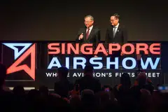 Timbalan Perdana Menteri merangkap Menteri Perdagangan dan Perusahaan, Encik Gan Kim Yong (kiri) melancarkan edisi ke-10 Pameran Udara Singapura pada 2 Februari. Bersama beliau ialah pengerusi Experia selaku penganjur acara, Encik Mervyn Tan.