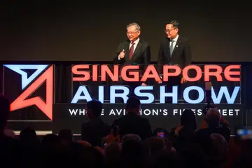 Timbalan Perdana Menteri merangkap Menteri Perdagangan dan Perusahaan, Encik Gan Kim Yong (kiri) melancarkan edisi ke-10 Pameran Udara Singapura pada 2 Februari. Bersama beliau ialah pengerusi Experia selaku penganjur acara, Encik Mervyn Tan.