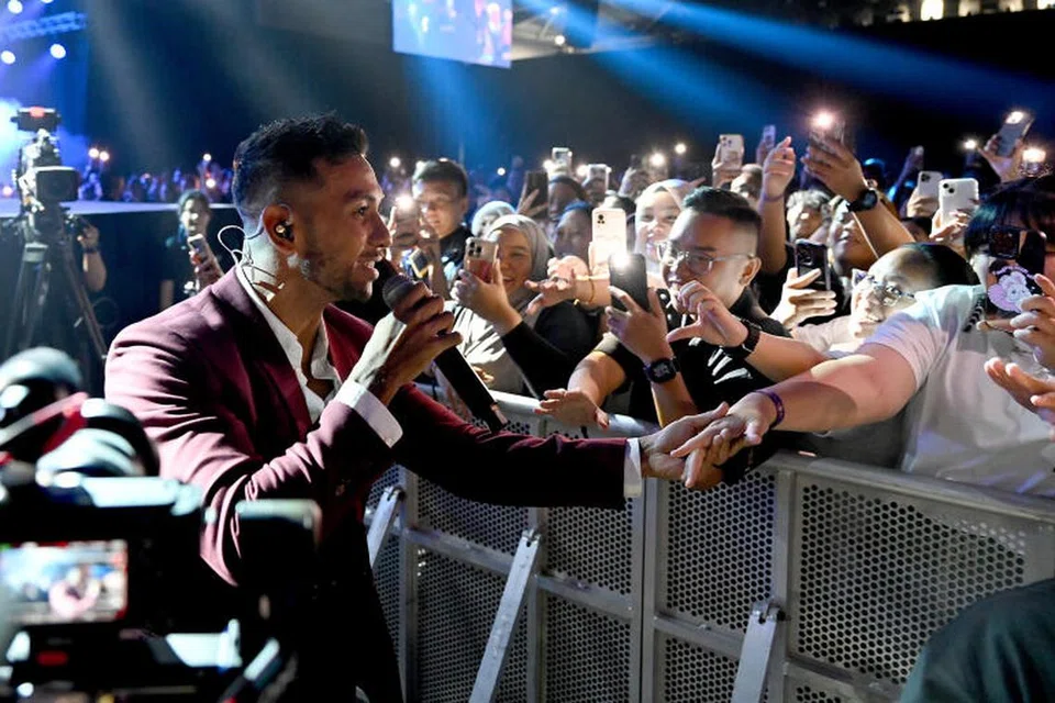 PEMINAT SETIA: Peminat Taufik Batisah begitu ghairah apabila dapat didekati oleh penyanyi kegemaran mereka.