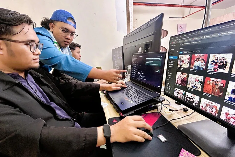 Pemilik Javalens Studio, Encik Muhammad Ammar Eddy Izwan (baju biru), memaklumkan bahawa beliau menggunakan kecerdasan buatan (AI) untuk menyunting gambar pelanggan.