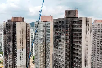 Rakaman pemandangan dron menunjukkan kompleks pangsapuri Wang Fuk Court selepas kebakaran maut pada tahun lalu, di Hong Kong.