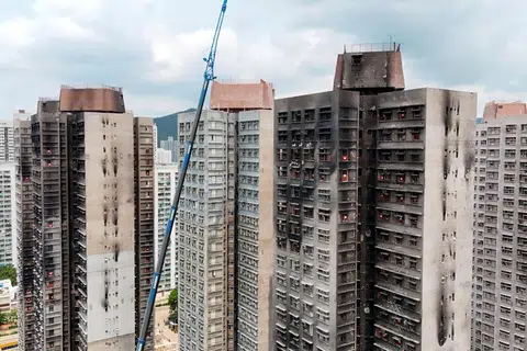 Rakaman pemandangan dron menunjukkan kompleks pangsapuri Wang Fuk Court selepas kebakaran maut pada tahun lalu, di Hong Kong.