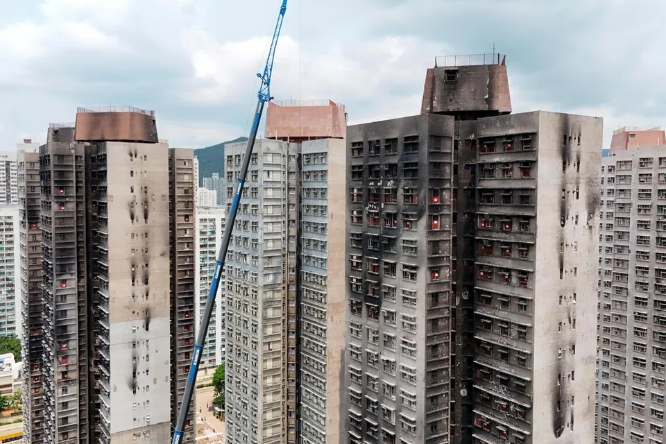 Rakaman pemandangan dron menunjukkan kompleks pangsapuri Wang Fuk Court selepas kebakaran maut pada tahun lalu, di Hong Kong.