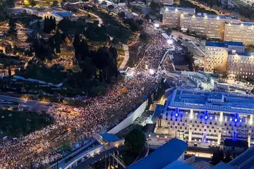 Puluhan ribu rakyat Israel menyertai protes di jalan raya dekat bangunan Parlimen, mendesak pembebasan baki tebusan serta menuntut pemerintah Perdana Menteri, Encik Benjamin Netanyahu, meletak jawatan dan mengadakan pilihan raya.