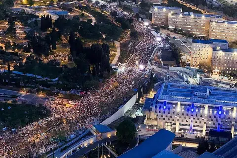 Puluhan ribu rakyat Israel menyertai protes di jalan raya dekat bangunan Parlimen, mendesak pembebasan baki tebusan serta menuntut pemerintah Perdana Menteri, Encik Benjamin Netanyahu, meletak jawatan dan mengadakan pilihan raya.