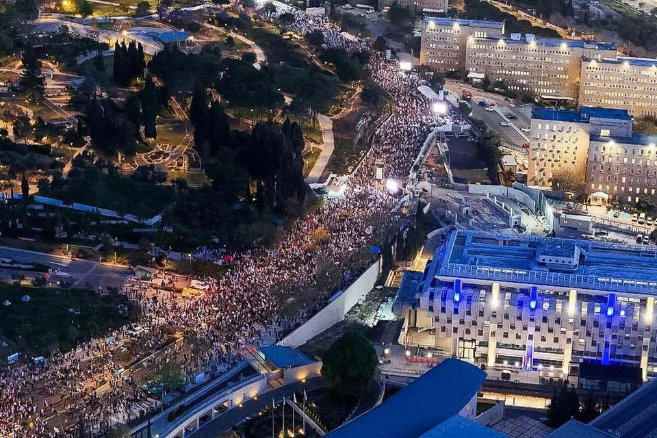 Puluhan ribu rakyat Israel menyertai protes di jalan raya dekat bangunan Parlimen, mendesak pembebasan baki tebusan serta menuntut pemerintah Perdana Menteri, Encik Benjamin Netanyahu, meletak jawatan dan mengadakan pilihan raya.