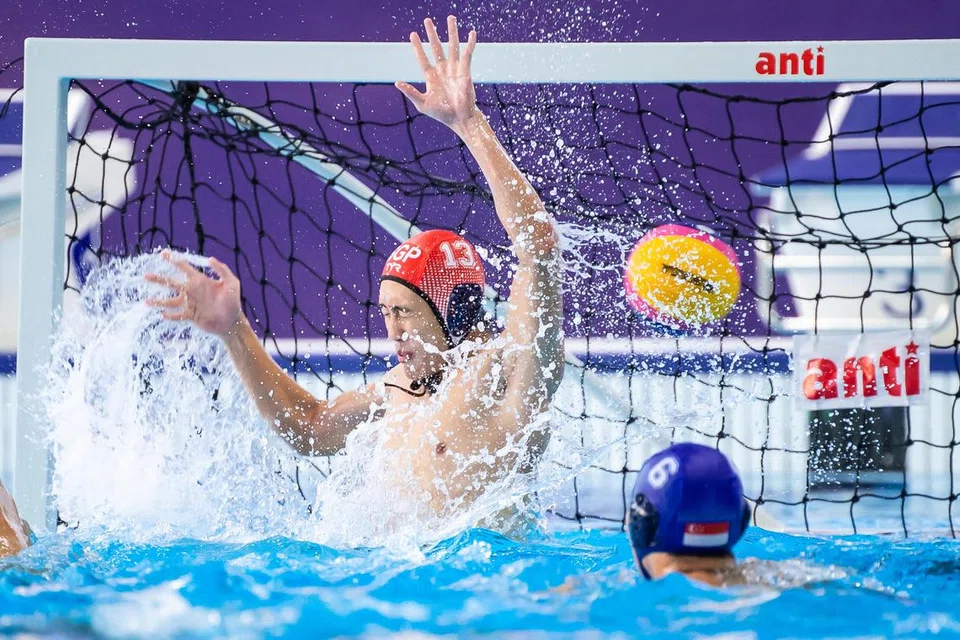 Penjaga gol Singapura, Lee Kai Yang, tidak berdaya menghalang salah satu daripada tujuh gol yang dijaringkan oleh pasukan Indonesia, yang berpeluang mengesahkan pingat emas dengan kemenangan ke atas Malaysia. Singapura tewas 5-7 kepada Indonesia dalam acara polo air lelaki di Sukan SEA di Pusat Akuatik New Clark City, Filipina pada Khamis, 28 November.