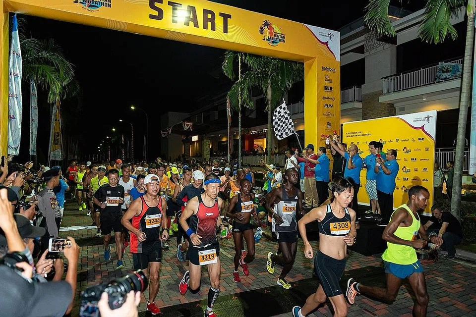 PERLUMBAAN BERMULA: Seramai 1,000 peserta mengambil bahagian dalam acara sulung International Bintan Marathon yang turut menyaksikan seramai 600 peserta Singapura bertanding. -Foto INTERNATIONAL BINTAN MARATHON