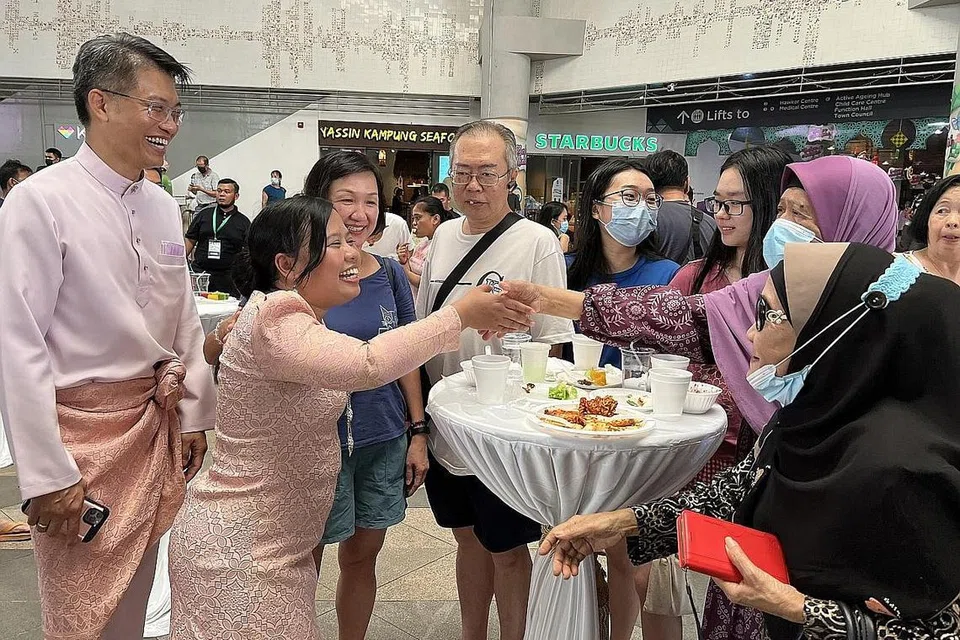 BERAYA BERSAMA: Cik Mariam dan suami (kededua kiri) beramah mesra dengan penduduk (dari kanan) Cik Ainah, Hajah Maimunah serta keluarga Cik Teo (tiga dari kiri) semasa acara 'rumah terbuka' GRC Sembawang di Kampung Admiralty semalam. - Foto BH oleh ERVINA MOHD JAMIL