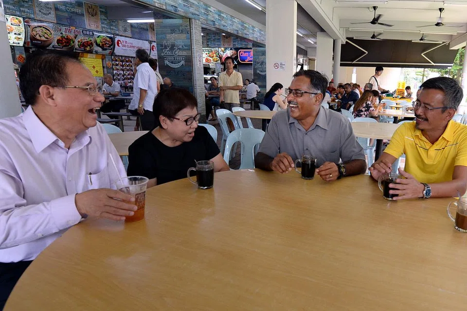BEREHAT DENGAN AKTIVIS: Encik Murali (dua dari kanan) berehat dan meluangkan masa bersama beberapa aktivis PAP, (dari kiri) Encik William Chung, Cik Angelina Lim dan Encik Lim Boon Lye, sambil menjamu makan tengah hari di kedai kopi di Blok 491 Jurong West Avenue 1. - Foto ZAINAL YAHYA