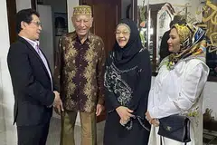 HARGAI JASA: Profesor Dr Md Nasir (kiri) ditemani isterinya, Cik Azlina Jahaya (paling kanan), beramah mesra bersama bintang veteran Wahid Satay dan Zaiton Abdullah. - Foto BH oleh ISMAWATI ISMAIL