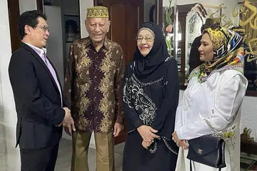 HARGAI JASA: Profesor Dr Md Nasir (kiri) ditemani isterinya, Cik Azlina Jahaya (paling kanan), beramah mesra bersama bintang veteran Wahid Satay dan Zaiton Abdullah. - Foto BH oleh ISMAWATI ISMAIL