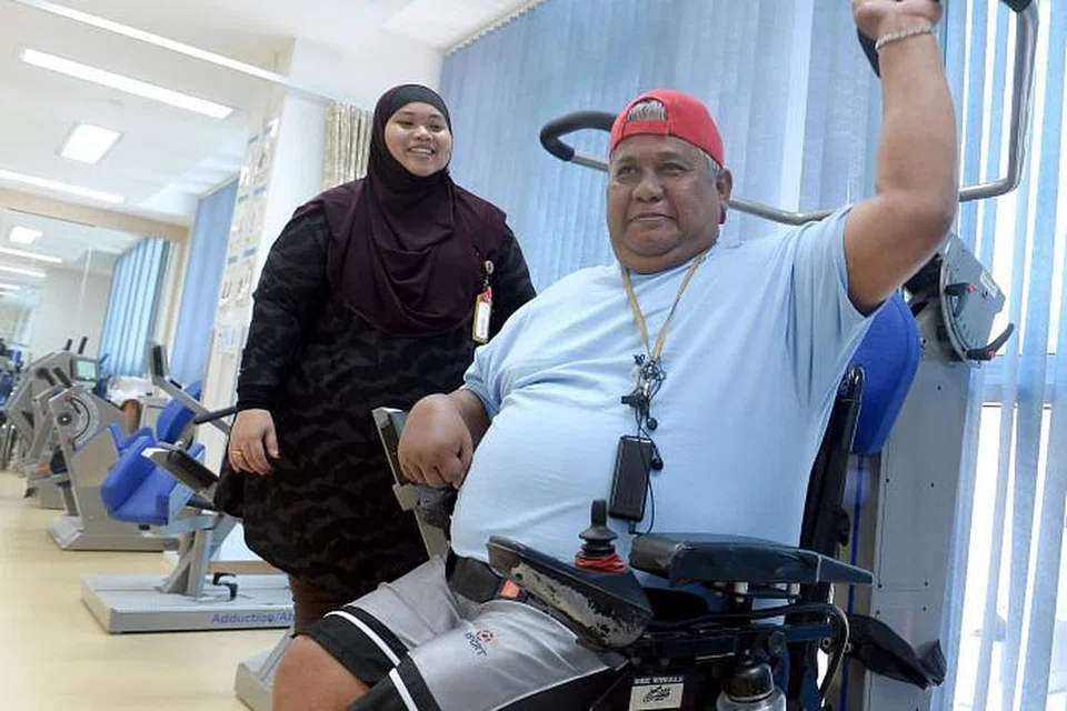 CEKAL WALAU SAKIT DAN DITINGGAL ISTERI: Pesakit angin ahmar, kencing manis dan gout, Encik Abdul Majid Abdul Salam, berdikari menjalani latihan fisioterapi dengan menggunakan hanya tangan kirinya yang masih berfungsi, sambil diperhatikan pekerja sosial perubatan, Cik Nur Sahara Kamsani. - Foto TAUFIK A. KADER