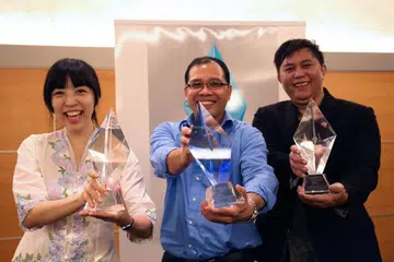 TIGA PEMENANG PERTAMA: Tiga peserta Mencari Kristal 2016, (dari kiri) pemenang tempat kedua, Clarissa Nathania Goenawan; pemenang tempat pertama, Yazid Hussein; dan pemenang tempat ketiga, Mohammad Farihan Bahron, menunjukkan hadiah kemenangan mereka. - Foto fail
