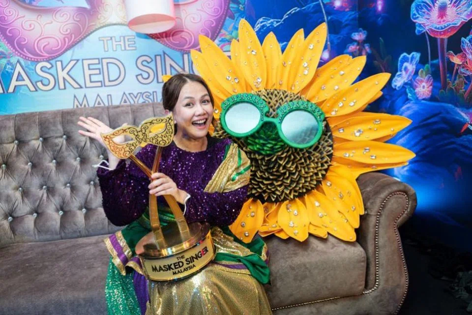 Juara pertandingan, ‘The Masked Singer Malaysia 4’, Ummu Shaikhah Stacy Anam akui payah menyanyi sampai migrain dan nyaris pitam dalam kostum Bunga Matahari.