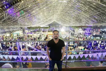 MEMPERKENALKAN SATU KELAINAN: Pengasas EnNiche Events, Encik Mohamed Mustaffa Shah, menyediakan kontena berhawa dingin dan ruang makan dua tingkat di bazar tersebut. - Foto BH oleh KELVIN CHNG