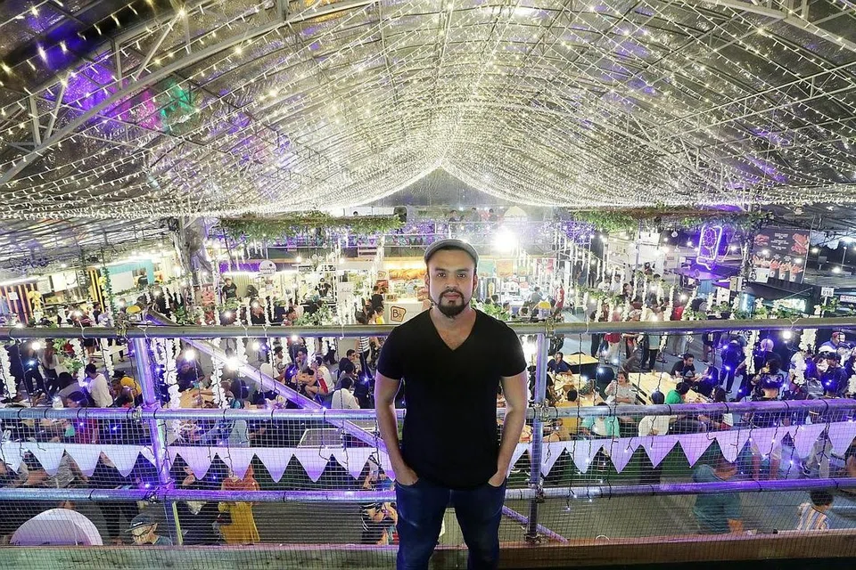 MEMPERKENALKAN SATU KELAINAN: Pengasas EnNiche Events, Encik Mohamed Mustaffa Shah, menyediakan kontena berhawa dingin dan ruang makan dua tingkat di bazar tersebut. - Foto BH oleh KELVIN CHNG