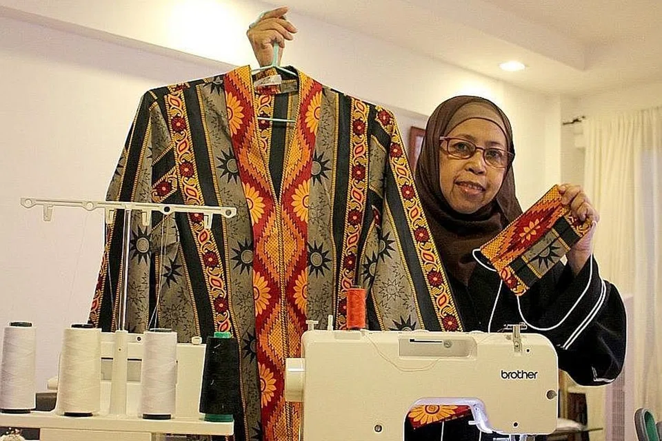 BERSERI: Cik Khairiah memastikan pelitup yang dihasilkan hasil lebihan kain baju kurung selamat digunakan. - Foto ALFYA ATELIER
