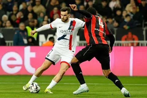 Pemain Paris Saint-Germain, Khvicha Kvaratskhelia (kiri), beraksi dengan pemain kelab Perancis OGC Nice, Dante, dalam perlawanan Liga Perancis di Nice, Perancis, pada 21 Mac.