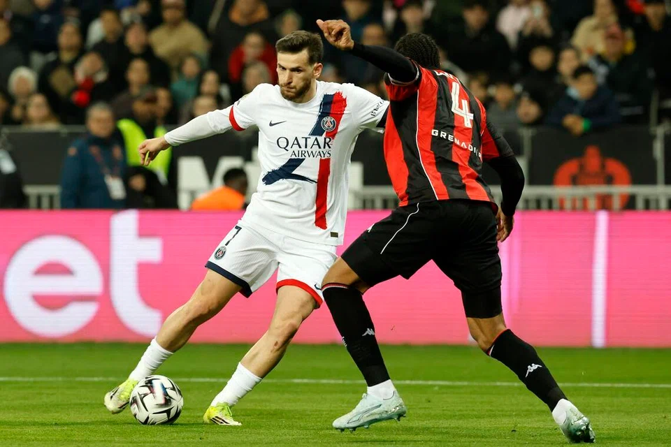 Pemain Paris Saint-Germain, Khvicha Kvaratskhelia (kiri), beraksi dengan pemain kelab Perancis OGC Nice, Dante, dalam perlawanan Liga Perancis di Nice, Perancis, pada 21 Mac.